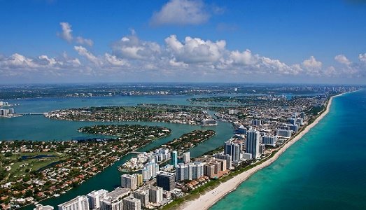 Meta dell’arte, e non solo. Miami Beach festeggia 100 anni, ma l’innalzamento della marea minaccia la spiaggia più famosa della Florida